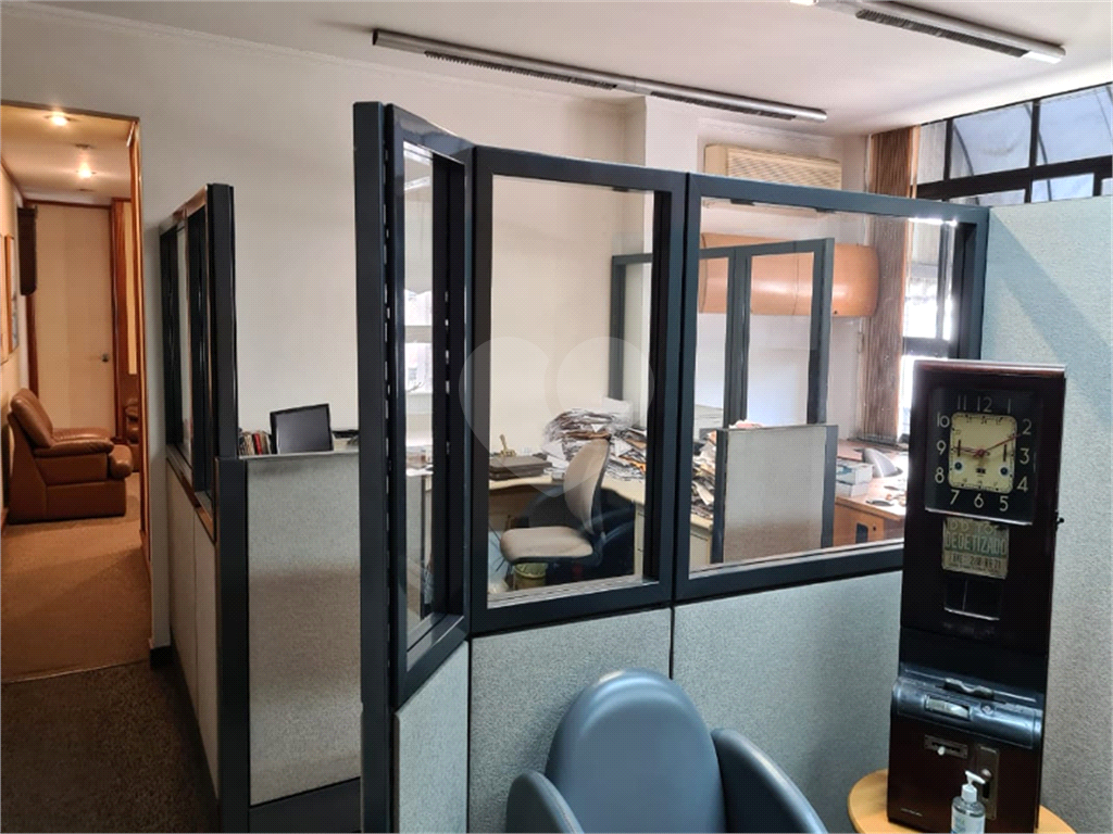 Vendo Sala comercial localizada em uma região privilegiada do Centro de 100 m2
