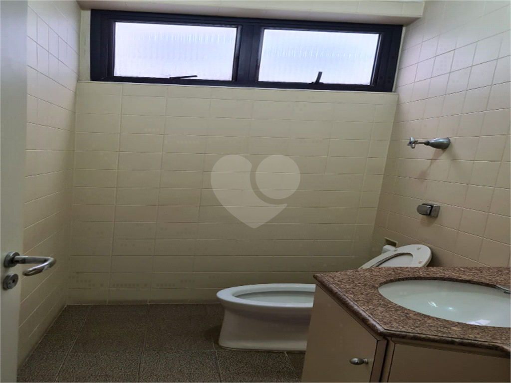 Vendo Sala comercial localizada em uma região privilegiada do Centro de 100 m2