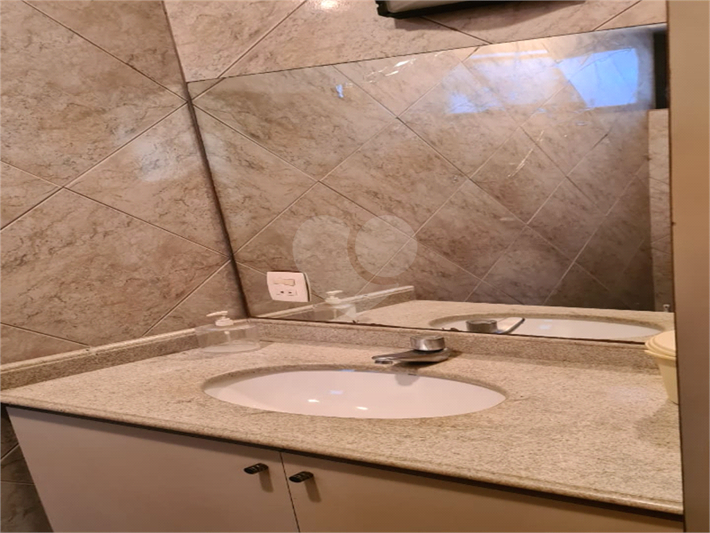 Vendo Sala comercial localizada em uma região privilegiada do Centro de 100 m2