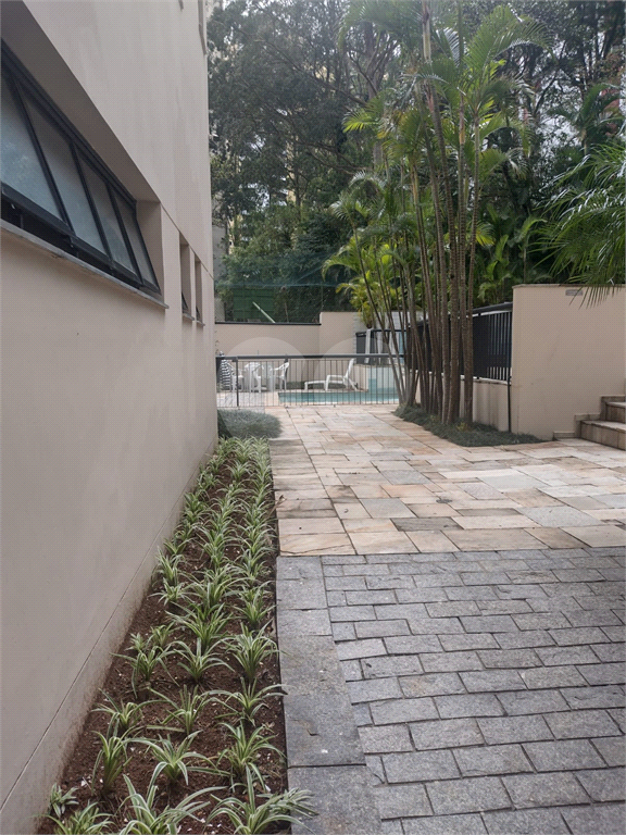 APARTAMENTO em MORUMBI