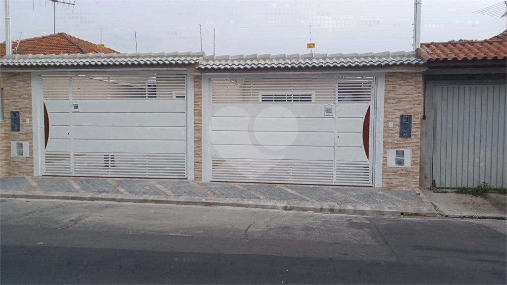 Casa totalmente térrea e novíssima com 3 dormitórios, sendo 1 suíte!