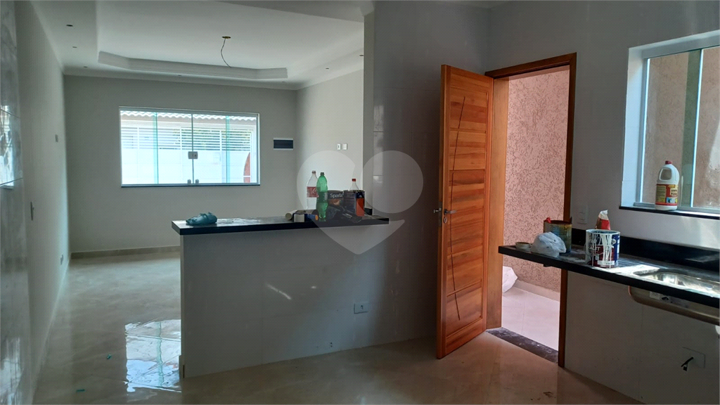 Casa totalmente térrea e novíssima com 3 dormitórios, sendo 1 suíte!