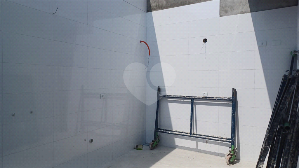 Casa totalmente térrea e novíssima com 3 dormitórios, sendo 1 suíte!