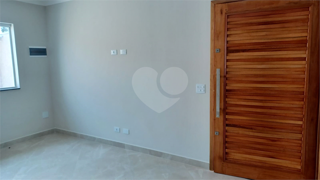 Casa totalmente térrea e novíssima com 3 dormitórios, sendo 1 suíte!