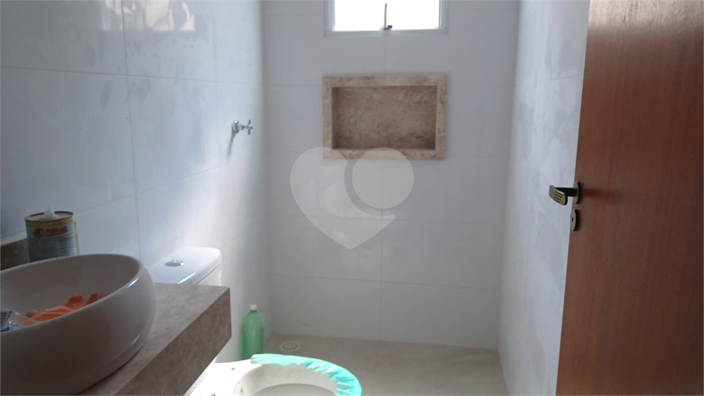 Casa totalmente térrea e novíssima com 3 dormitórios, sendo 1 suíte!
