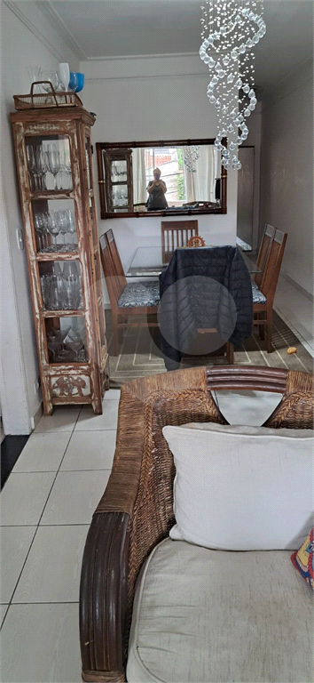 Casa Assobradada, com 03 dormitórios, sendo 01 suíte, 03 banheiros, 03 vagas e churrasqueira