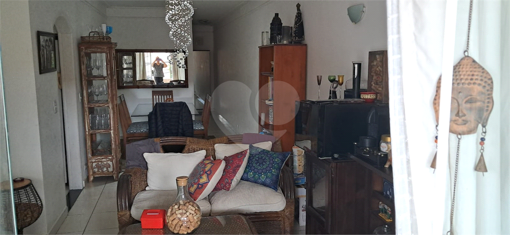 Casa Assobradada, com 03 dormitórios, sendo 01 suíte, 03 banheiros, 03 vagas e churrasqueira