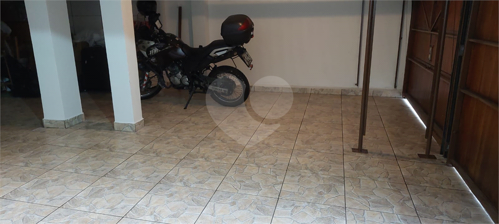 Casa Assobradada, com 03 dormitórios, sendo 01 suíte, 03 banheiros, 03 vagas e churrasqueira
