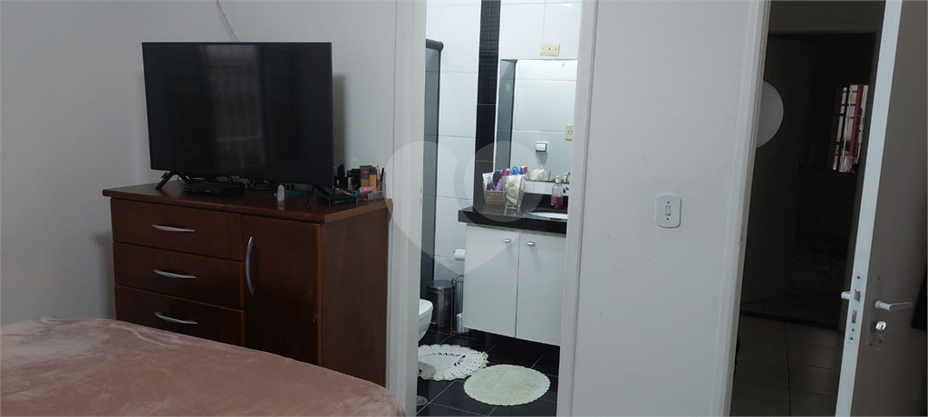 Casa Assobradada, com 03 dormitórios, sendo 01 suíte, 03 banheiros, 03 vagas e churrasqueira