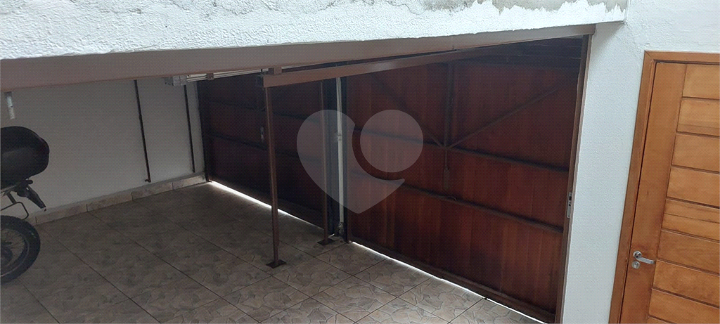 Casa Assobradada, com 03 dormitórios, sendo 01 suíte, 03 banheiros, 03 vagas e churrasqueira