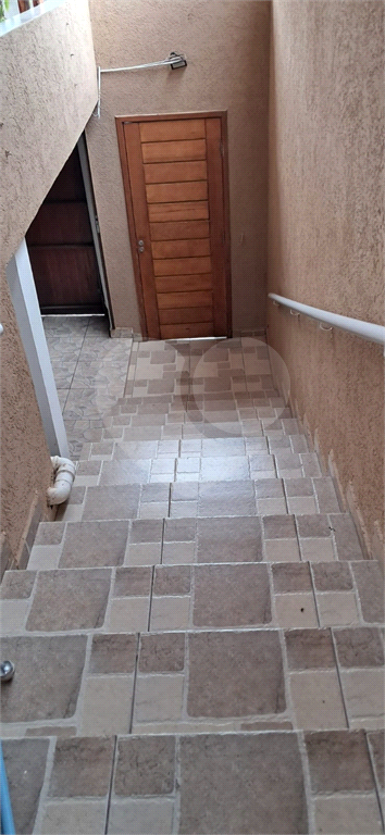 Casa Assobradada, com 03 dormitórios, sendo 01 suíte, 03 banheiros, 03 vagas e churrasqueira