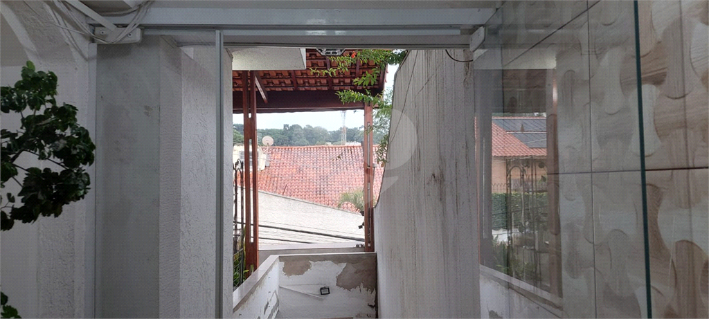Casa Assobradada, com 03 dormitórios, sendo 01 suíte, 03 banheiros, 03 vagas e churrasqueira