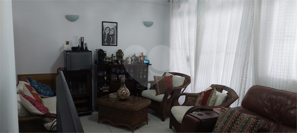 Casa Assobradada, com 03 dormitórios, sendo 01 suíte, 03 banheiros, 03 vagas e churrasqueira