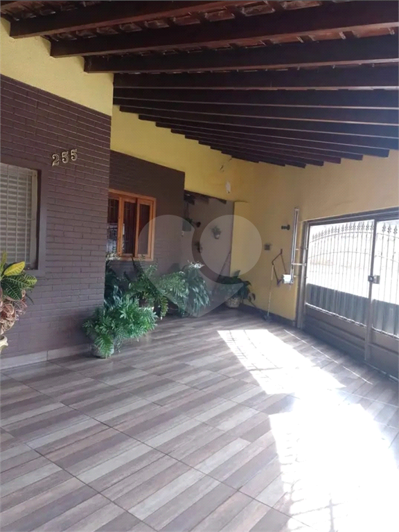 Casa à venda com 3 quartos, 200m² - Foto 1