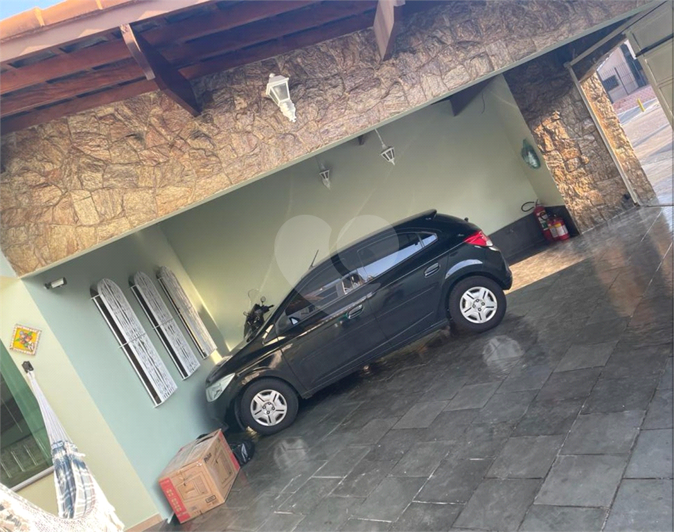 Casa à venda com 3 quartos, 240m² - Foto 2