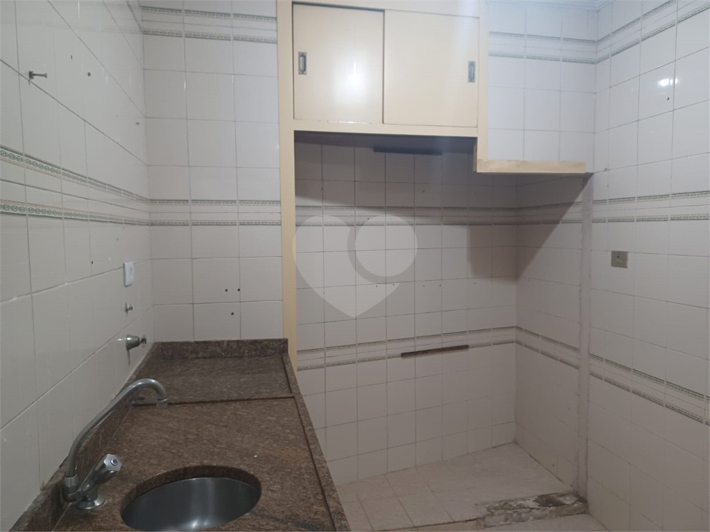 Apartamento super bem localizado, com 01 dormitório e armário embutido