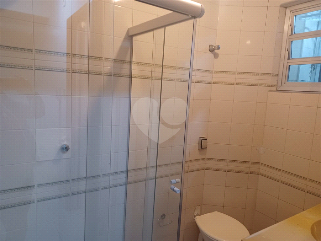 Apartamento super bem localizado, com 01 dormitório e armário embutido