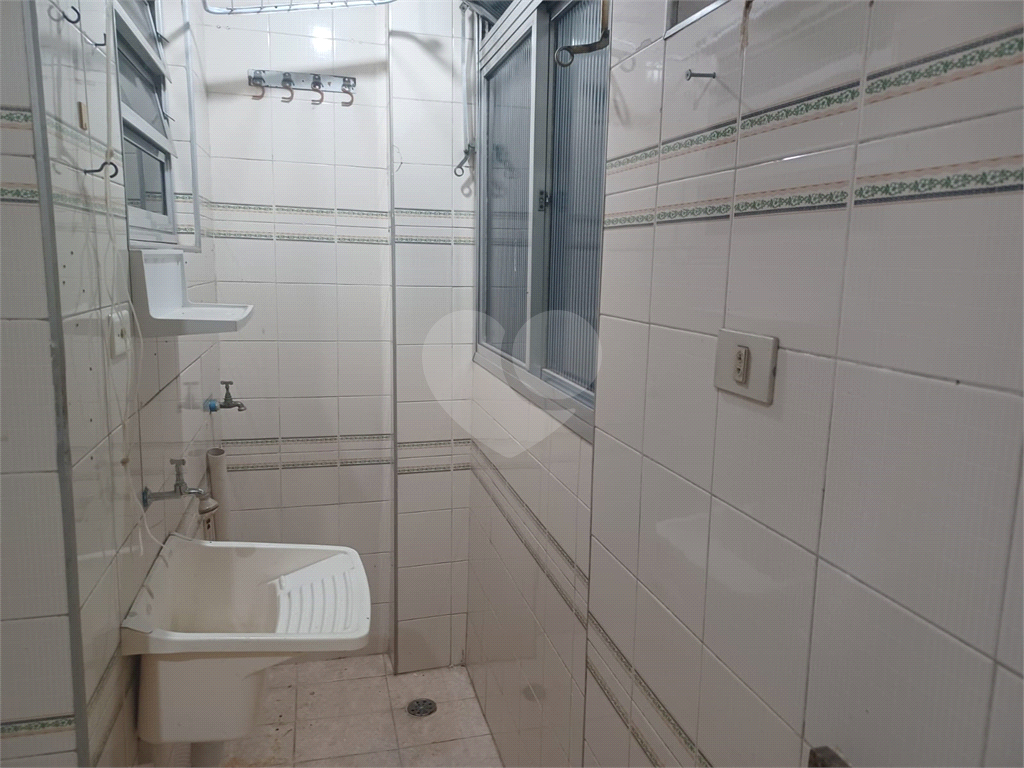Apartamento super bem localizado, com 01 dormitório e armário embutido