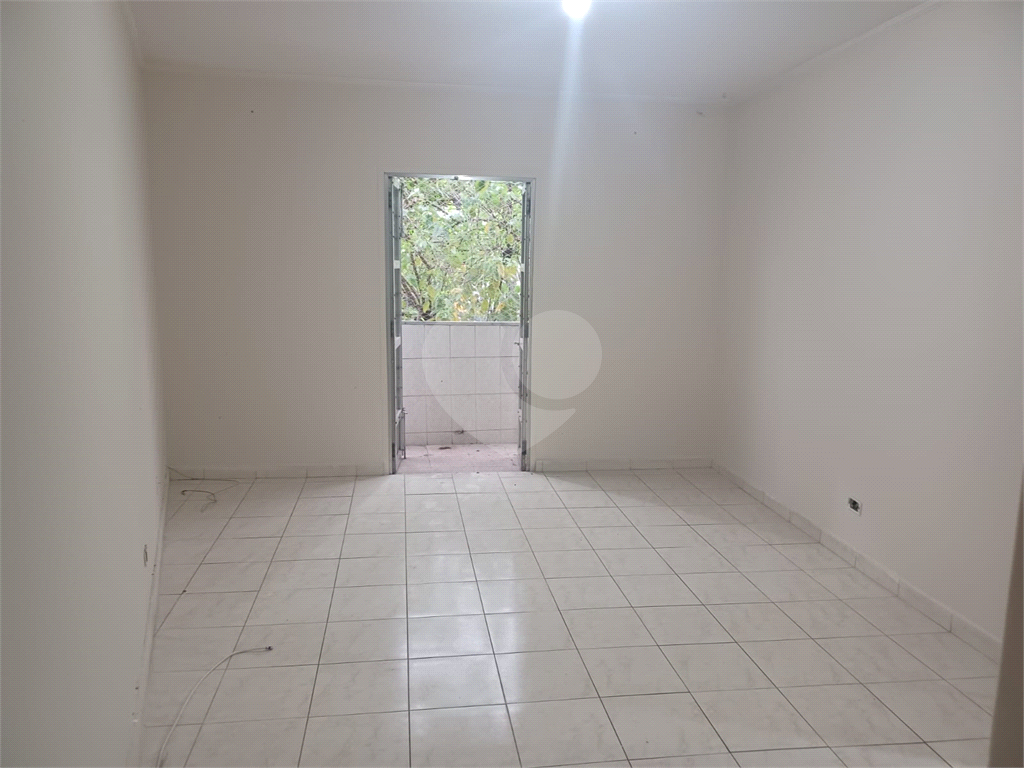 Apartamento super bem localizado, com 01 dormitório e armário embutido