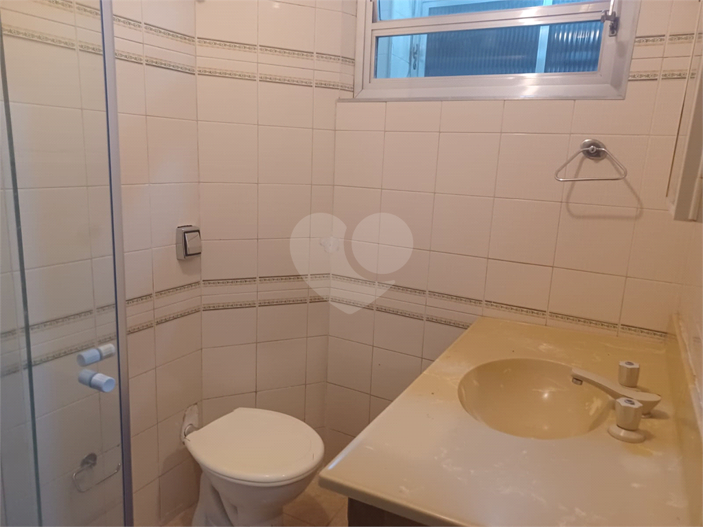 Apartamento super bem localizado, com 01 dormitório e armário embutido