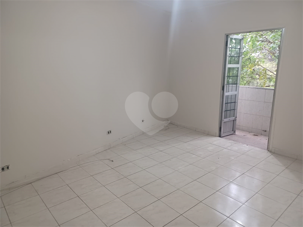 Apartamento super bem localizado, com 01 dormitório e armário embutido