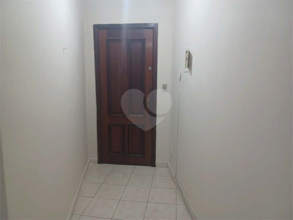 Apartamento super bem localizado, com 01 dormitório e armário embutido