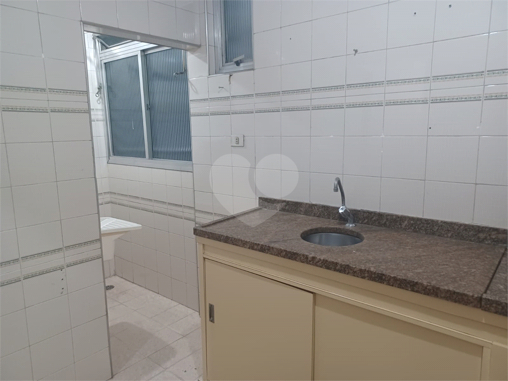 Apartamento super bem localizado, com 01 dormitório e armário embutido