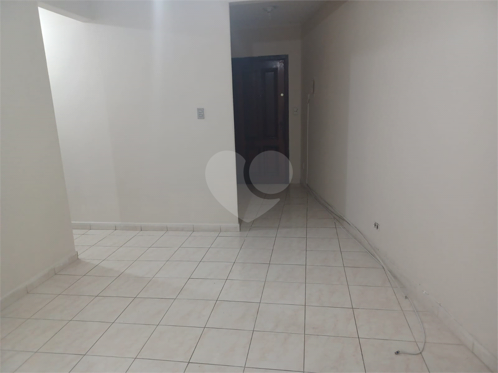 Apartamento super bem localizado, com 01 dormitório e armário embutido