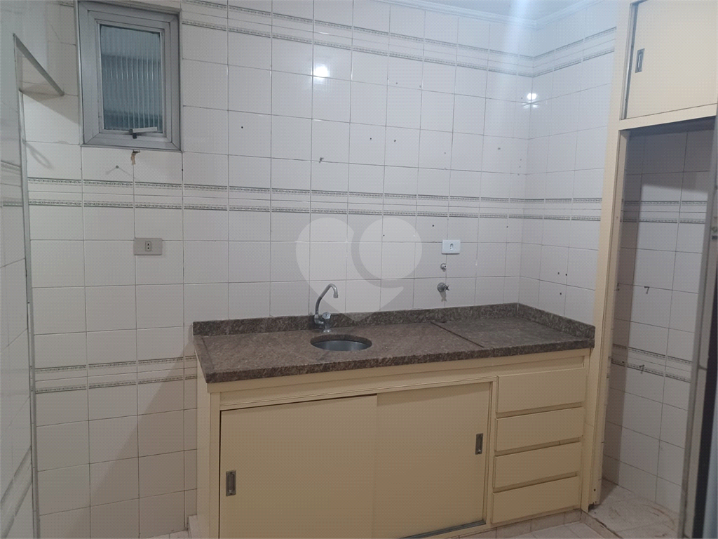 Apartamento super bem localizado, com 01 dormitório e armário embutido