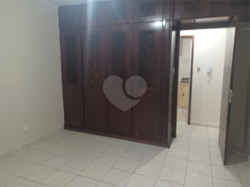 Apartamento super bem localizado, com 01 dormitório e armário embutido