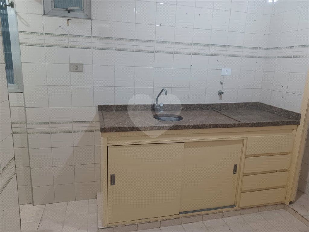 Apartamento super bem localizado, com 01 dormitório e armário embutido