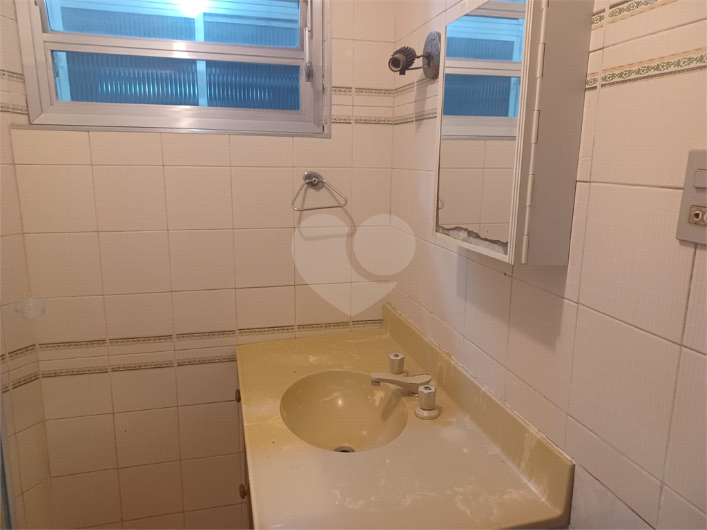 Apartamento super bem localizado, com 01 dormitório e armário embutido