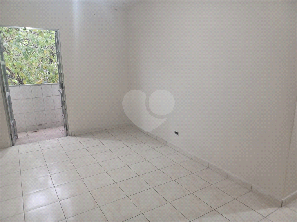 Apartamento super bem localizado, com 01 dormitório e armário embutido