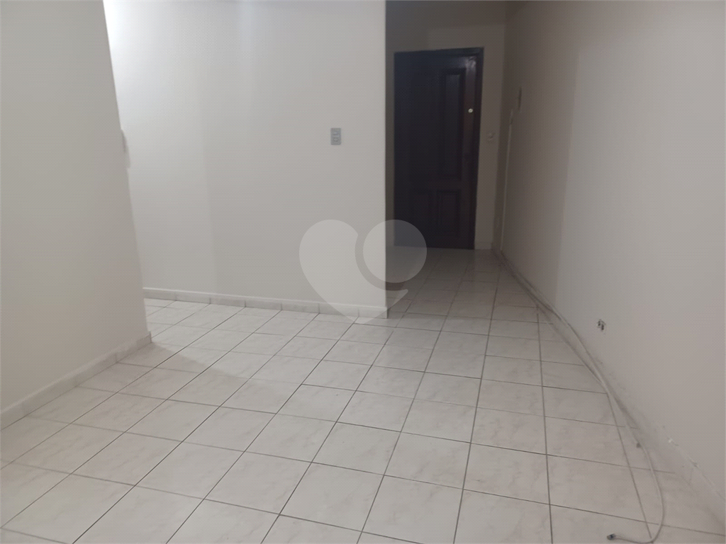 Apartamento super bem localizado, com 01 dormitório e armário embutido