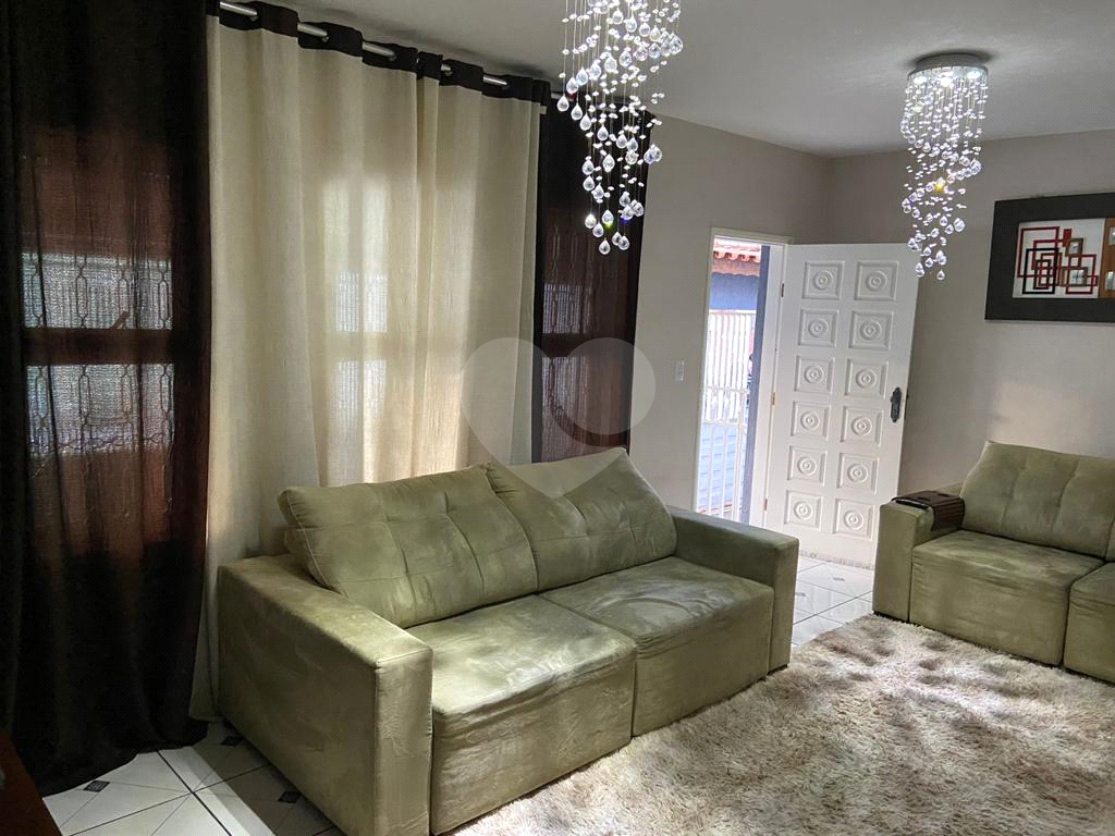 Linda casa térrea á venda com 3 dormitórios na cidade de Bragança Paulista-SP