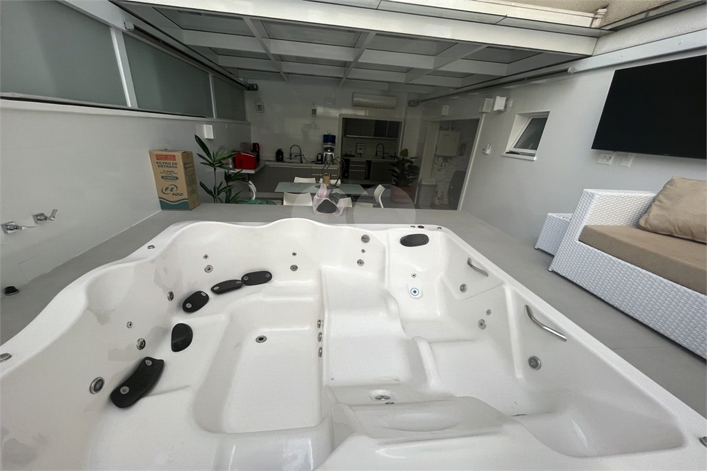Apartamento garden finamente decorado e acabamento primoroso com 150 m² na Barra Funda, com 2 suítes