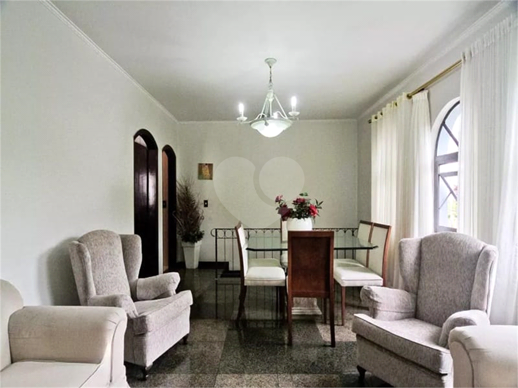 Sobrado Jardim França 3 suites, sala 2 ambientes, 6 vagas garage.