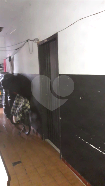 Prédio esquina com Restaurante e Salas comerciais a Venda