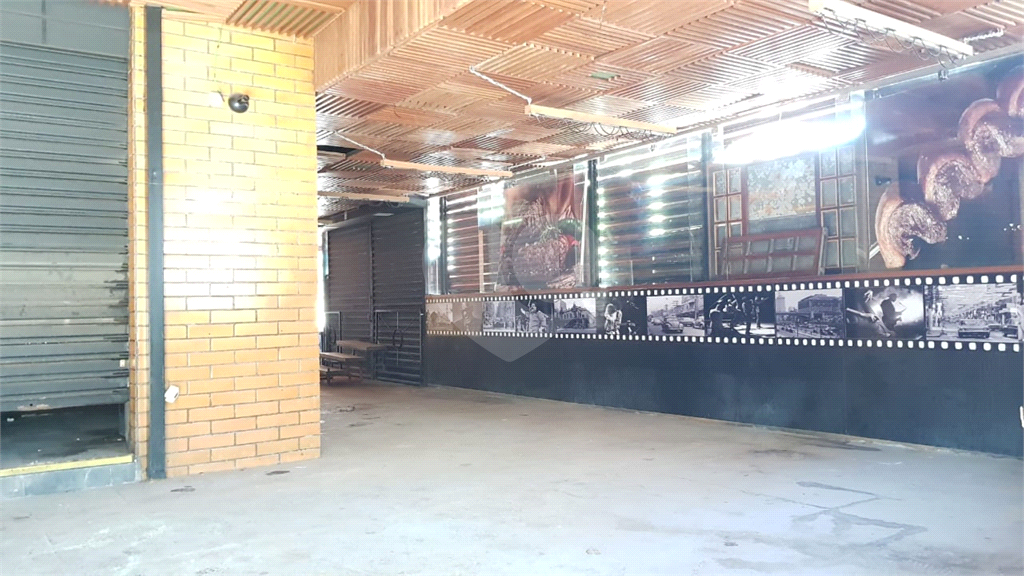 Prédio esquina com Restaurante e Salas comerciais a Venda