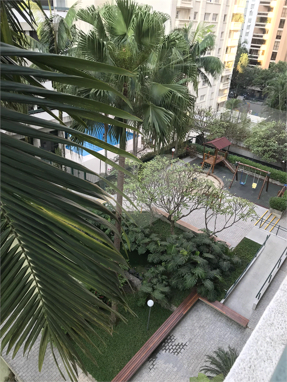 APARTAMENTO em MOEMA