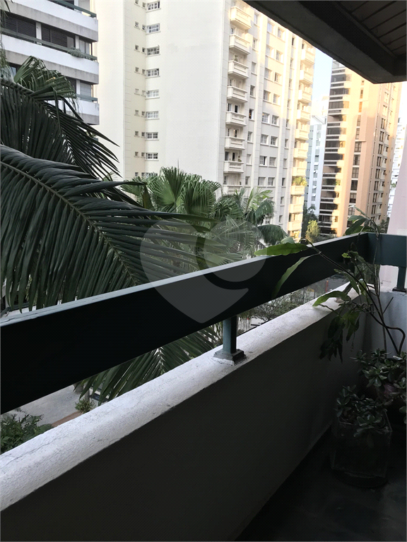 APARTAMENTO em MOEMA