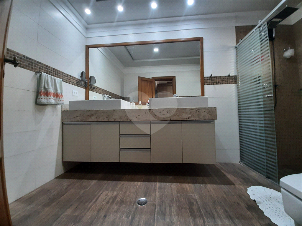 Sobrado em condomínio fechado com 4 suítes,  e 4 vagas de garagem, piscina e quintal gourmet