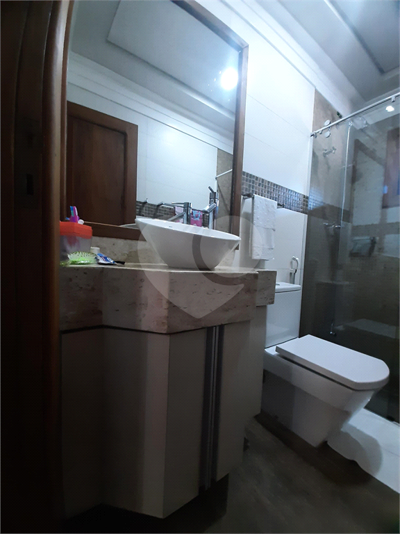 Sobrado em condomínio fechado com 4 suítes,  e 4 vagas de garagem, piscina e quintal gourmet
