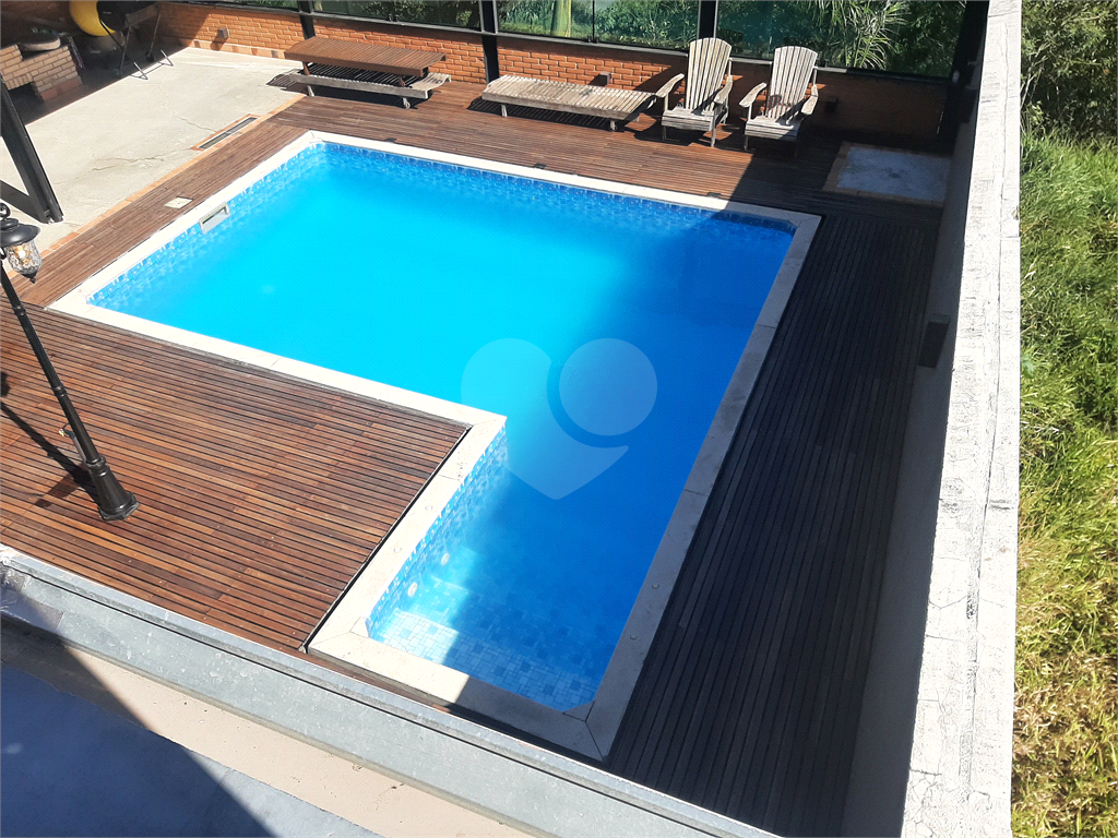 Sobrado em condomínio fechado com 4 suítes,  e 4 vagas de garagem, piscina e quintal gourmet