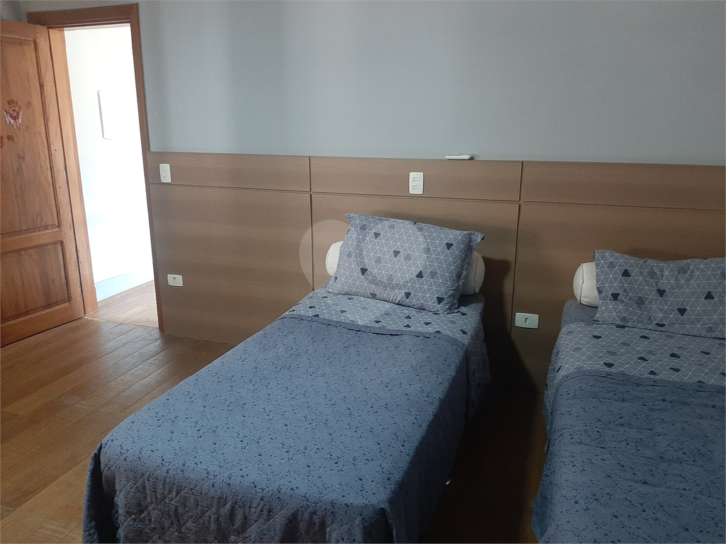 Sobrado em condomínio fechado com 4 suítes,  e 4 vagas de garagem, piscina e quintal gourmet