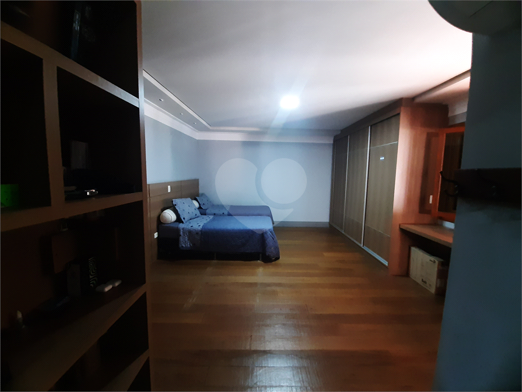 Sobrado em condomínio fechado com 4 suítes,  e 4 vagas de garagem, piscina e quintal gourmet