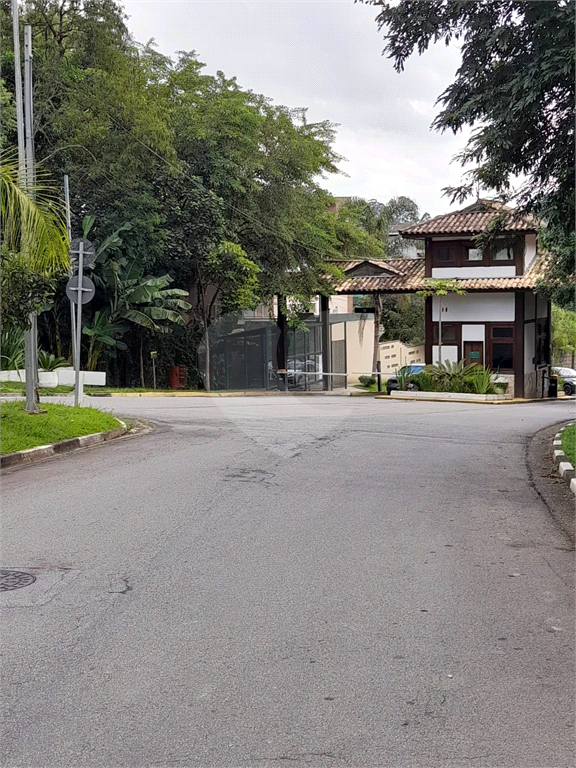 Sobrado em condomínio fechado com 4 suítes,  e 4 vagas de garagem, piscina e quintal gourmet