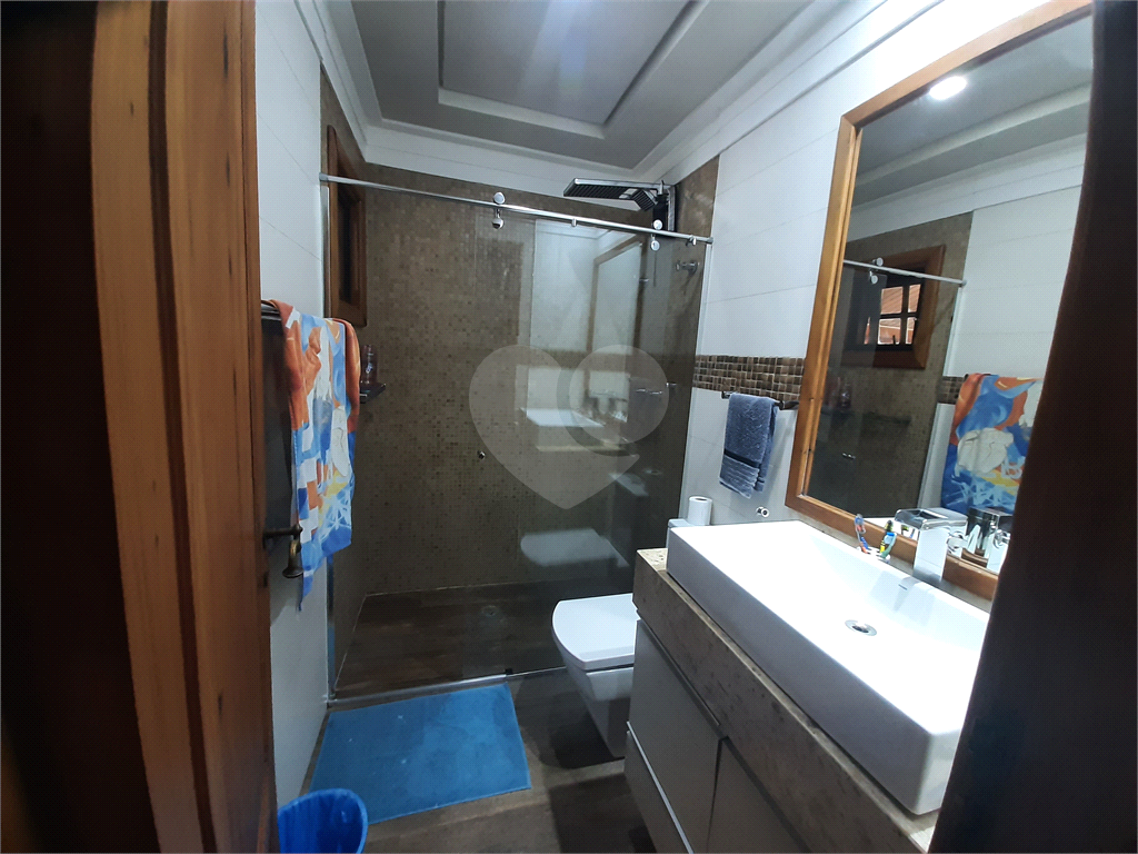 Sobrado em condomínio fechado com 4 suítes,  e 4 vagas de garagem, piscina e quintal gourmet