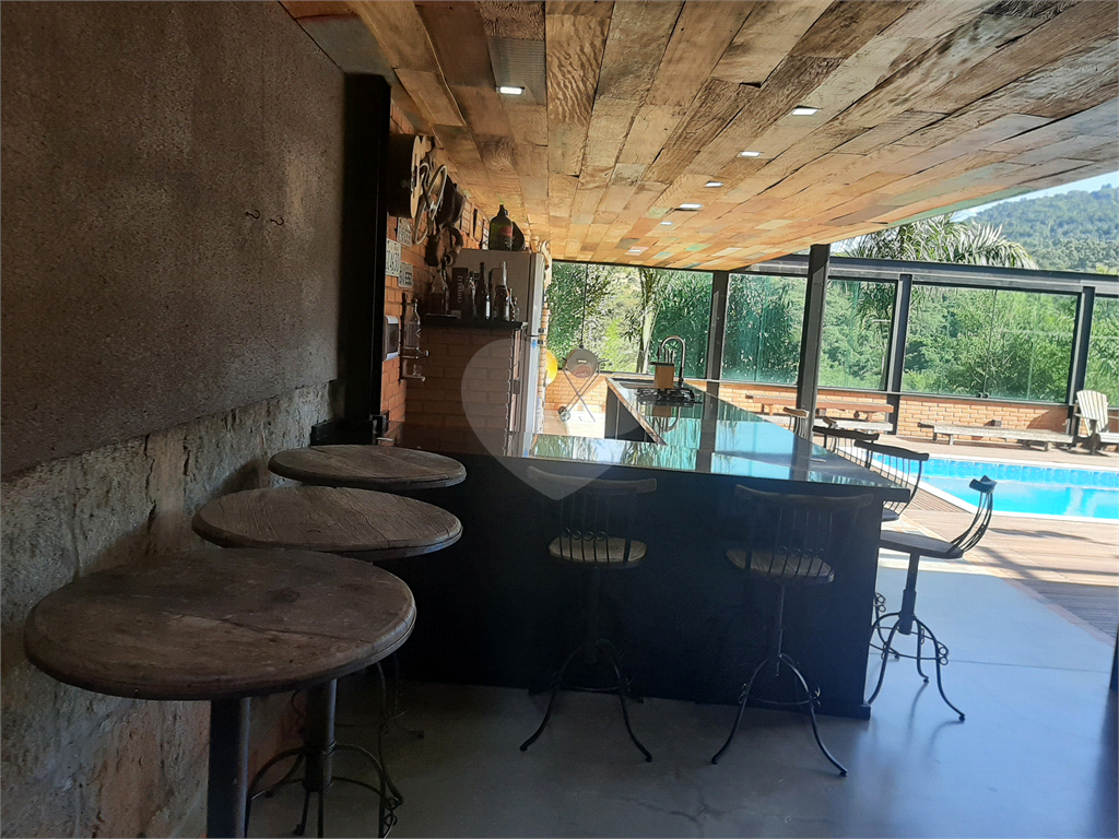 Sobrado em condomínio fechado com 4 suítes,  e 4 vagas de garagem, piscina e quintal gourmet