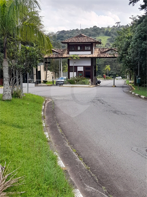 Sobrado em condomínio fechado com 4 suítes,  e 4 vagas de garagem, piscina e quintal gourmet